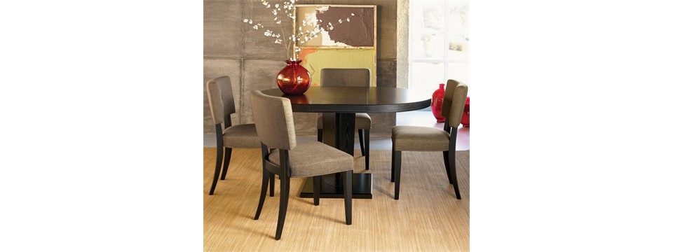 Feng-Shui-dining-room-comfortable-chairs-and-dining-table
