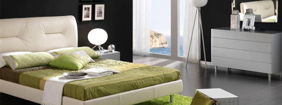 Black-and-white-bedroom-with-green-decoration